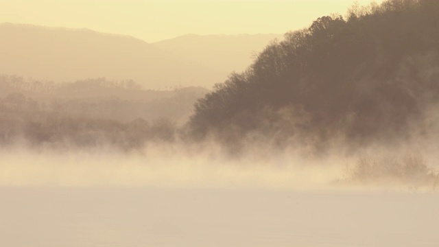 南hangang河/ Chungju-si, Chungcheongbuk-do，韩国视频素材