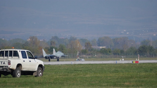 冷战时期的共产主义苏联米格-29飞机降落在空军基地跑道上视频素材