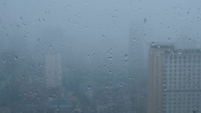 雨滴落在窗户上视频素材