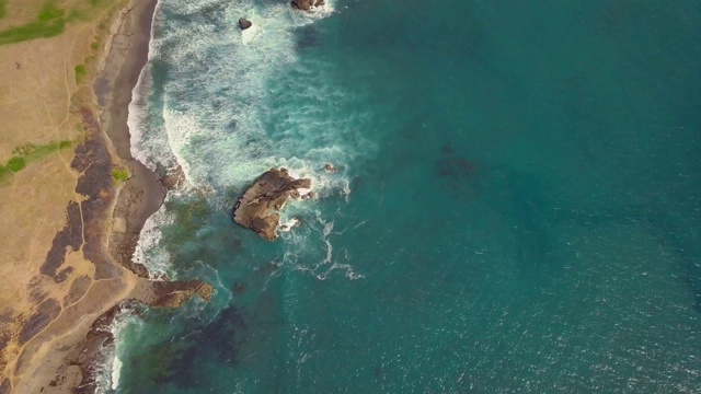 无人机拍摄的绿松石海水和白色海浪在海岸视频素材