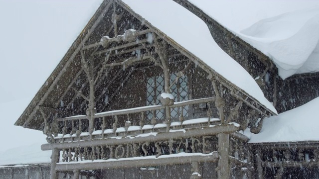 由雪堆覆盖的乡村房屋屋顶的汇编视频素材