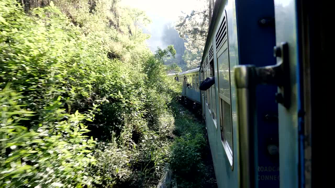 从斯里兰卡的蓝色火车上看，从康提到艾拉的旅程经过茶园和森林视频素材