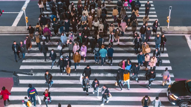 在日本东京新宿，一群不明人群穿过街道的时间流逝视频素材