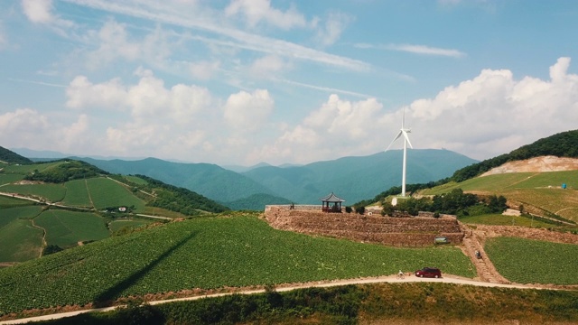 “Anbandegi”田(风景优美的白菜地)和风力涡轮机/江陵溪，江原道，韩国视频素材