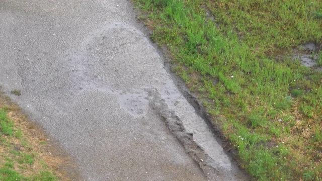 大雨滴在泥泞的水坑里视频素材