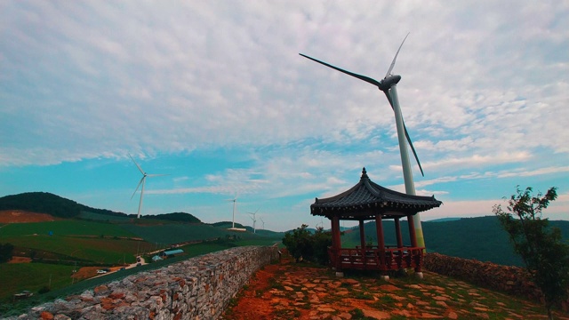 “Anbandegi”田(风景优美的白菜地)和风力涡轮机/江陵溪，江原道，韩国视频素材