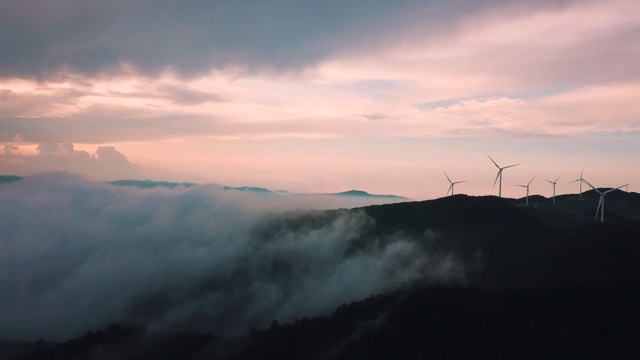 韩国江原道江陵西“Anbandegi”田(风景如画的白菜地)上的风力涡轮机视频素材