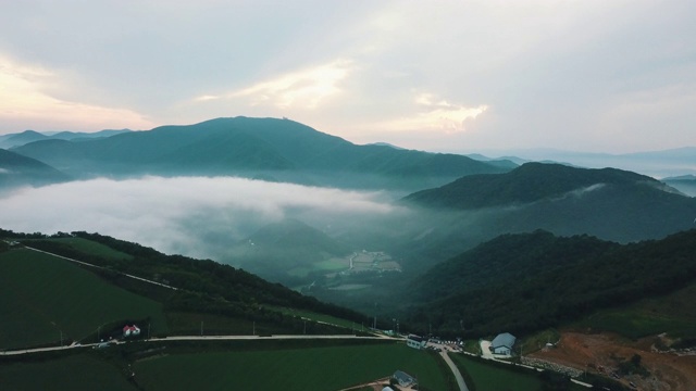 “Anbandegi”田(风景优美的白菜地)和带雾的风力涡轮机/江陵溪，江源道，韩国视频素材