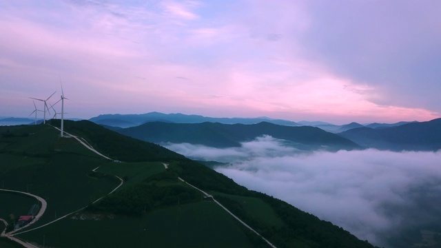 “Anbandegi”田(风景优美的白菜地)和带雾的风力涡轮机/江陵溪，江源道，韩国视频素材