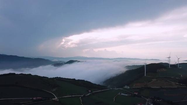 “Anbandegi”田(风景优美的白菜地)和带雾的风力涡轮机/江陵溪，江源道，韩国视频素材