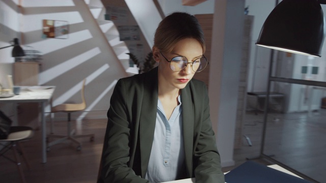 白人女商人在办公桌上用笔记本电脑打字视频素材