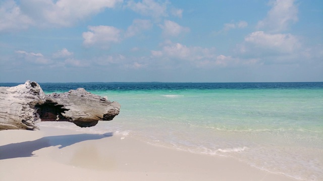 美丽的海滩，清澈原始的蓝色绿松石水，白色的沙子，温和的海浪视频素材