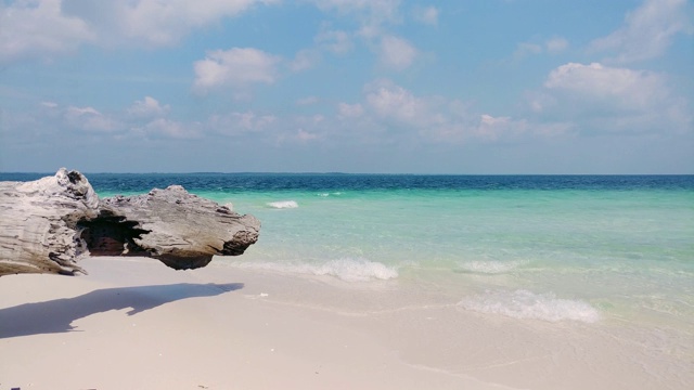 风景优美的海滩，清澈原始的蓝色绿松石水，白色的沙子，温和的海浪视频素材