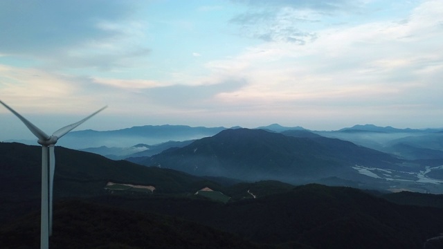 韩国江原道江陵西“Anbandegi”田(风景如画的白菜地)和雾中的风力涡轮机视频素材