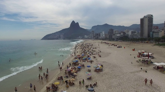 鸟瞰图伊帕内玛海滩在里约热内卢de Janeiro，巴西视频素材