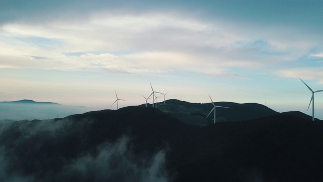 韩国江原道江陵西“Anbandegi”田(风景如画的白菜地)上的风力涡轮机视频素材