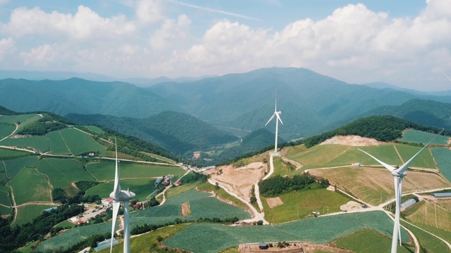 “Anbandegi”田(风景优美的白菜地)和风力涡轮机/江陵溪，江原道，韩国视频素材