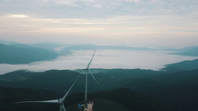 韩国江原道江陵西“Anbandegi”田(风景如画的白菜地)和雾中的风力涡轮机视频素材