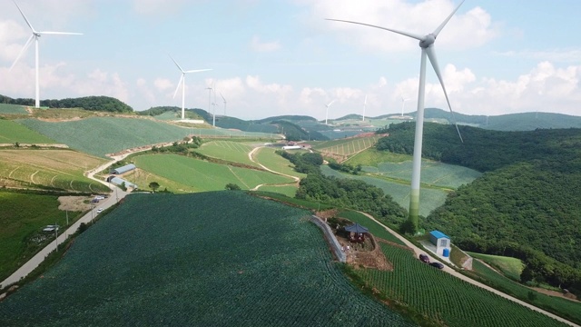 “Anbandegi”田(风景优美的白菜地)和风力涡轮机/江陵溪，江原道，韩国视频素材