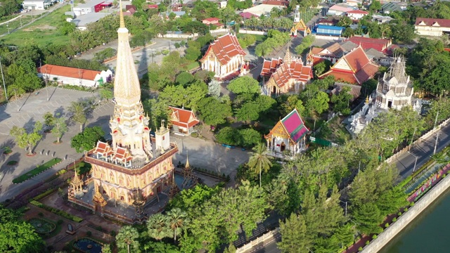 泰国普吉岛的查隆寺是著名的普吉岛寺庙视频下载