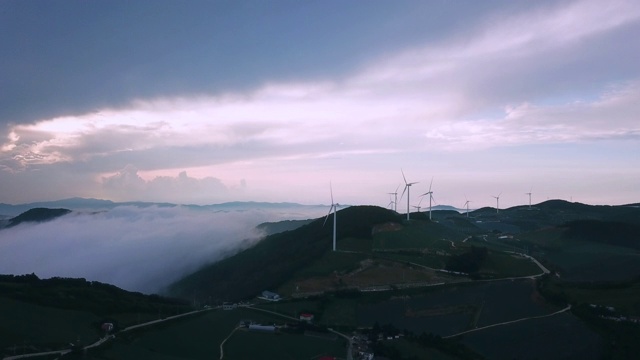 “Anbandegi”田(风景优美的白菜地)和带雾的风力涡轮机/江陵溪，江源道，韩国视频素材