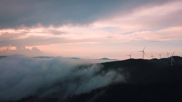 韩国江原道江陵西“Anbandegi”田(风景如画的白菜地)上的风力涡轮机视频素材