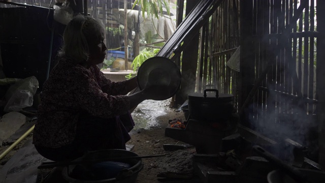 泰国女人做饭。视频素材