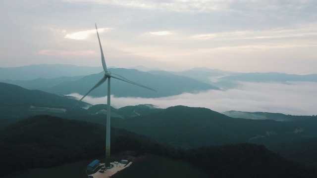 韩国江原道江陵西“Anbandegi”田(风景如画的白菜地)和雾中的风力涡轮机视频素材