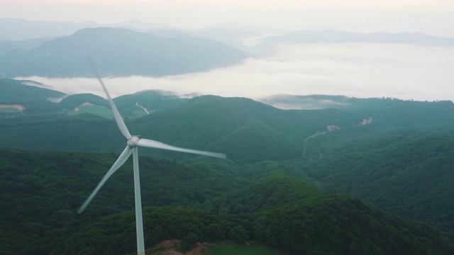 韩国江原道江陵西“Anbandegi”田(风景如画的白菜地)和雾中的风力涡轮机视频素材