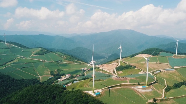 “Anbandegi”田(风景优美的白菜地)和风力涡轮机/江陵溪，江原道，韩国视频素材