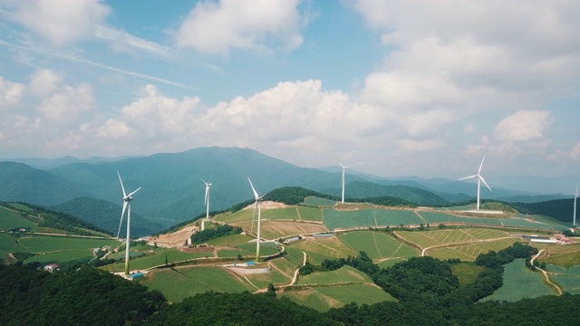 “Anbandegi”田(风景优美的白菜地)和风力涡轮机/江陵溪，江原道，韩国视频素材