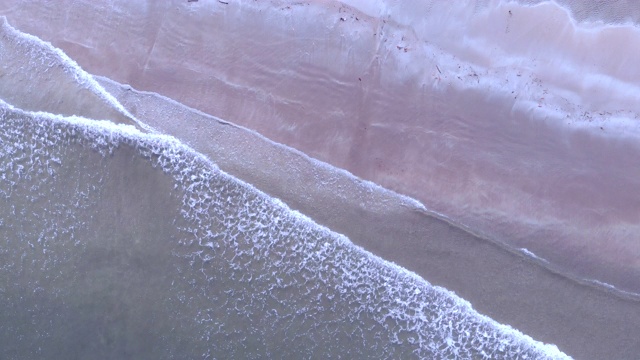 鸟瞰清澈的绿松石大海和波浪视频素材