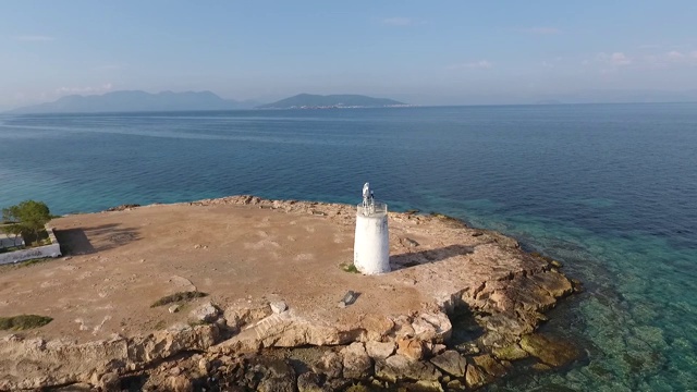 希腊萨罗尼克湾的埃伊纳岛。布扎的灯塔和使徒教堂。视频素材