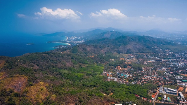 从空中俯瞰普吉岛的海滩和山脉。泰国视频素材