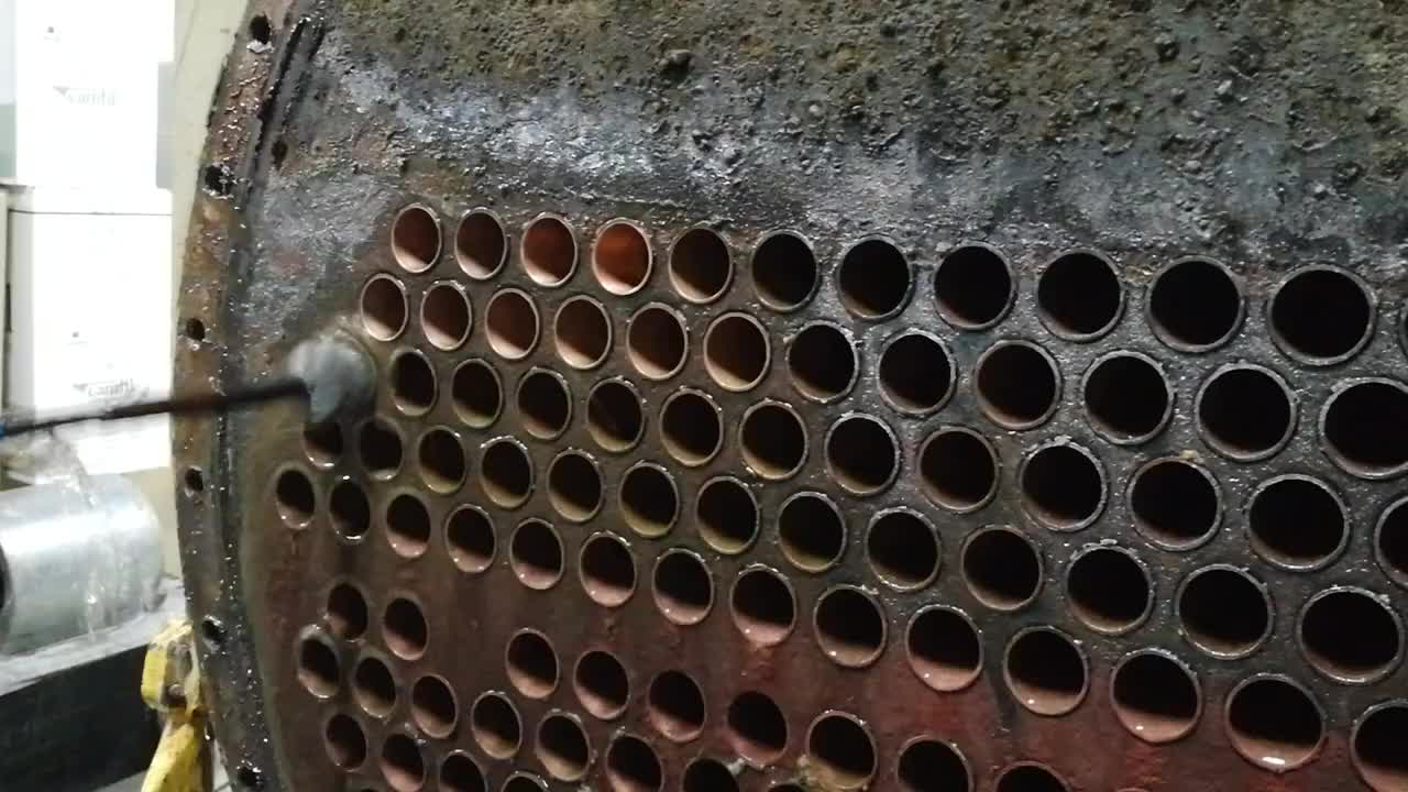 重点关注冷凝器管，用刷子清洗冷水机组冷凝器管-冷凝器管清洗视频素材