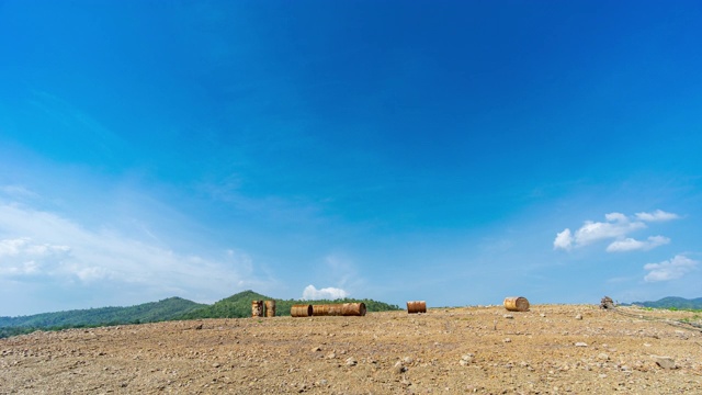 生锈的油桶在山上与蓝天背景，时间流逝视频视频素材