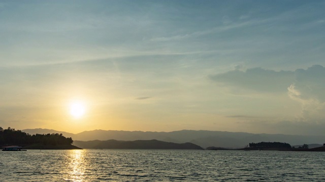 日落湖的时间流逝，从白天到黄昏的时间流逝视频素材