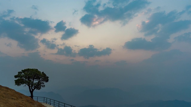 日出与戏剧性的云天空和阳光，时间流逝视频视频素材