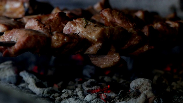 美味的烤的食物。用火煮的猪肉。街头食品。烧烤聚会。视频素材