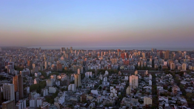 温暖的夏夜鸟瞰图视频素材