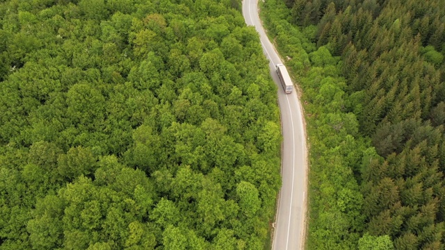 卡车在电影般的道路上视频素材