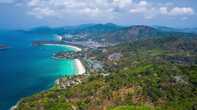 泰国普吉岛海岸的高空坍塌。在晴朗的日子里，飞过卡塔诺伊、卡塔和卡隆的海滩，天空中有云。热带岛屿普吉岛的时间流逝视频素材