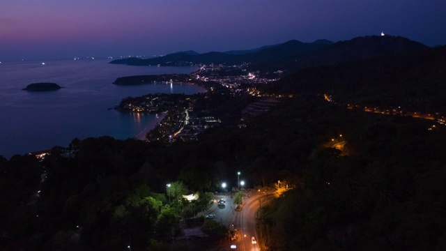 普吉岛日落时的空中超影像。黄昏时热带海岸线的时间流逝视频素材