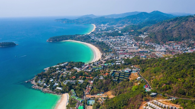 从空中俯瞰普吉岛的海滩和山脉。泰国视频素材