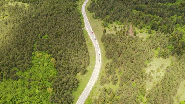 卡车在电影般的道路上视频素材