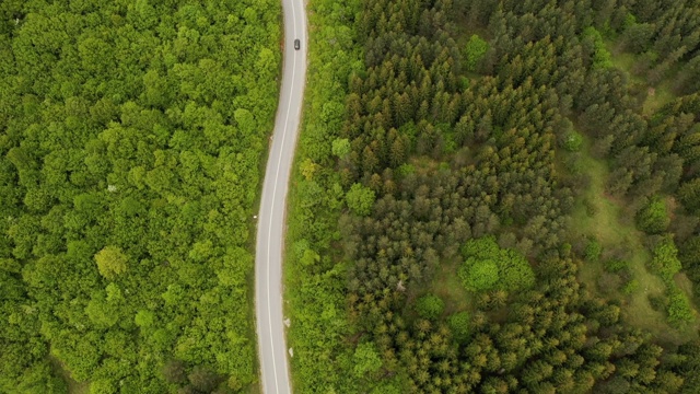 卡车在电影般的道路上视频素材