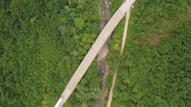 卡车在电影般的道路上视频素材