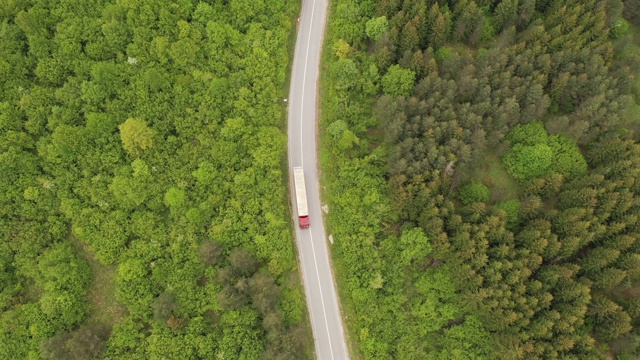 卡车在电影般的道路上视频素材