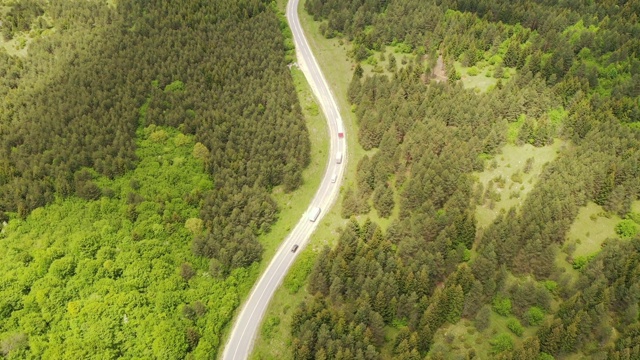 卡车在电影般的道路上视频素材