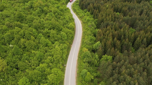 卡车在电影般的道路上视频素材